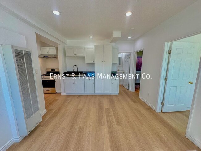 Building Photo - Lovely 2 Bedroom Apartment in Central Long...