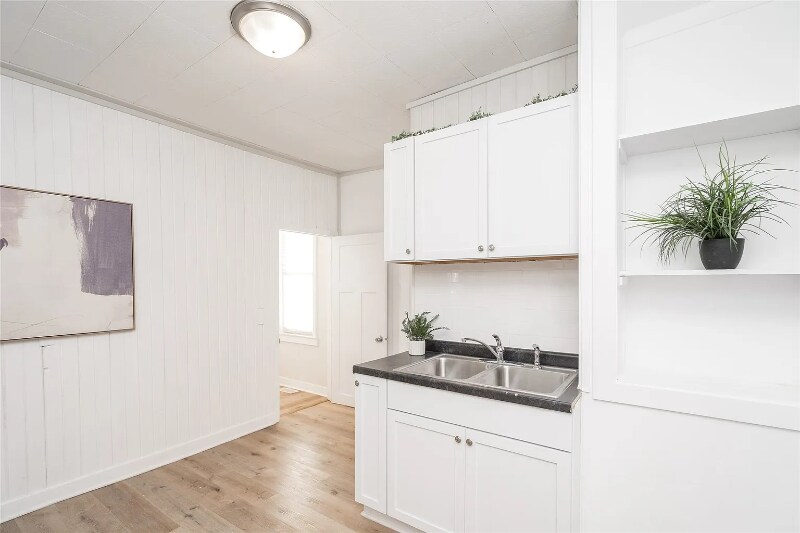 Building Photo - 1136 E 8th St