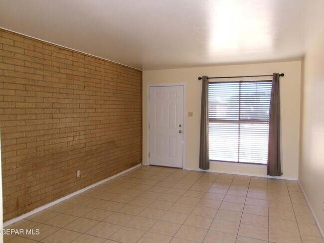 Building Photo - 10037 Oakwood Dr