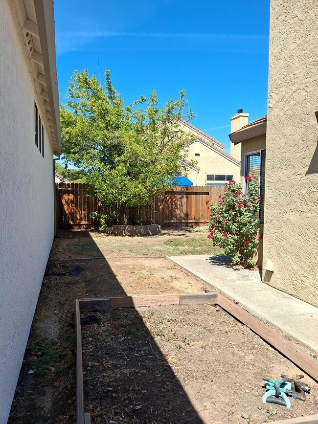 Building Photo - Central Roseville - Single Story 3 bedroom...