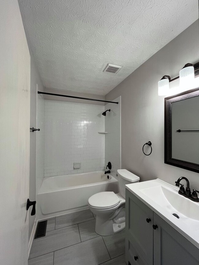 Building Photo - Beautiful  2-Bedroom Condo with Cozy Patio...