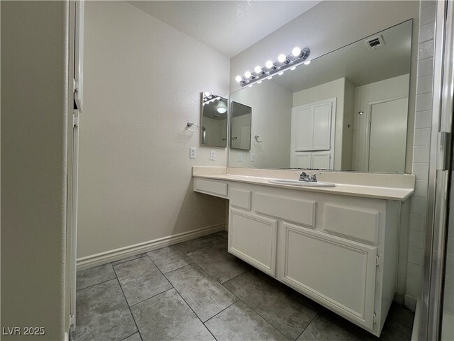 Building Photo - 5586 Lago Ct