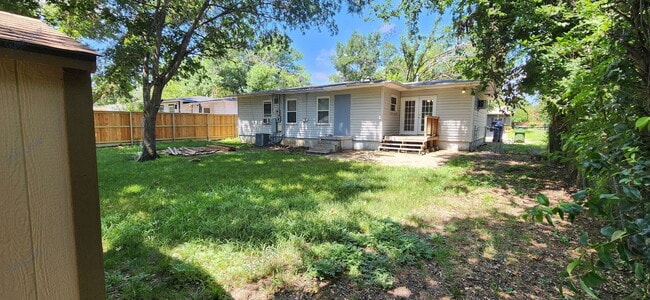 Building Photo - 1520 Hilltop Dr