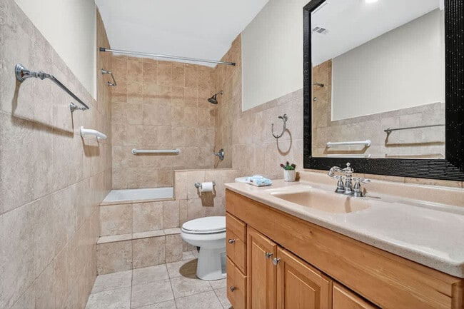 Building Photo - 2423 NE 202nd St