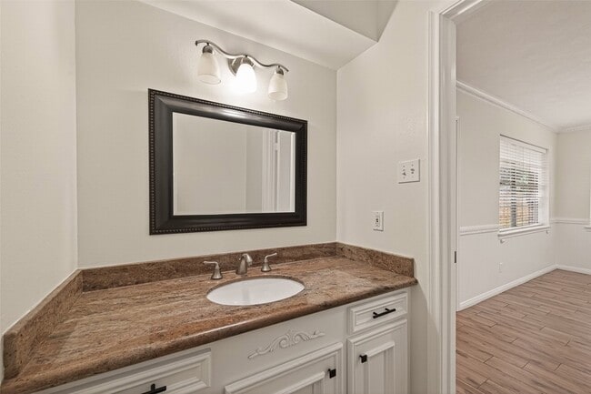 Building Photo - 422 Willow Vista Dr