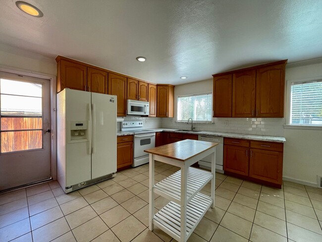 Building Photo - $0 DEPOSIT OPTION!  CHARMING 3BED/2BATH HARVEY PARK RANCH STYLE HOME!