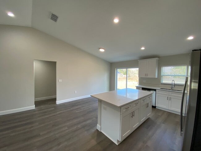 Building Photo - Desirable SW Ocala Neighborhood, 3/2/2 **W...