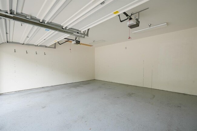 Building Photo - 604 N Bluff Dr