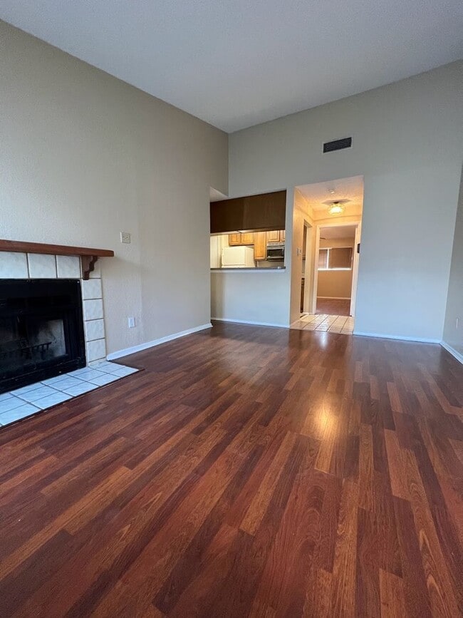 Building Photo - Croix 325 -  2 Bed 1 bath - $1450