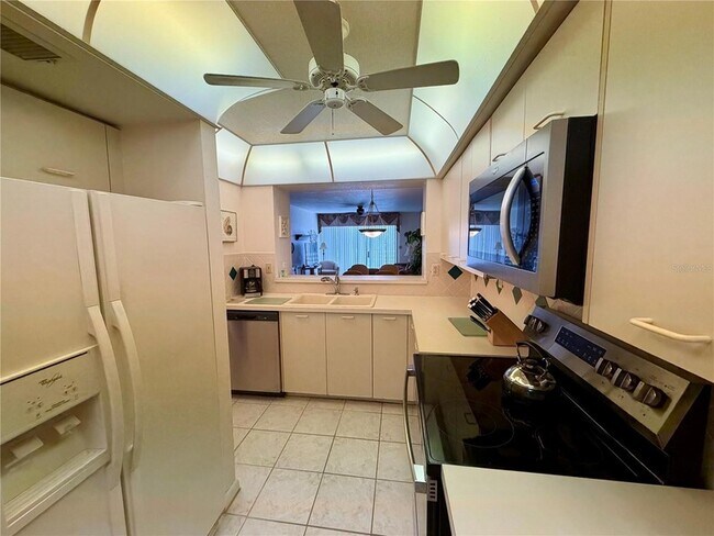 Building Photo - 5701 Bahia Del Mar Cir N