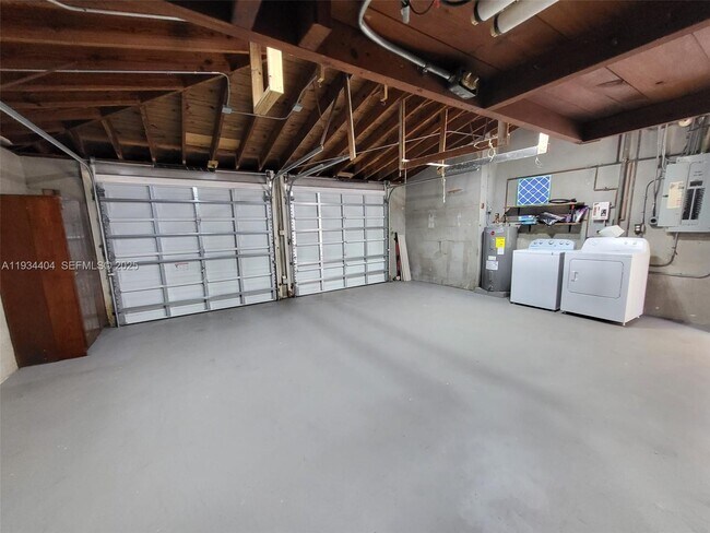 Building Photo - 825 Cremona Ave