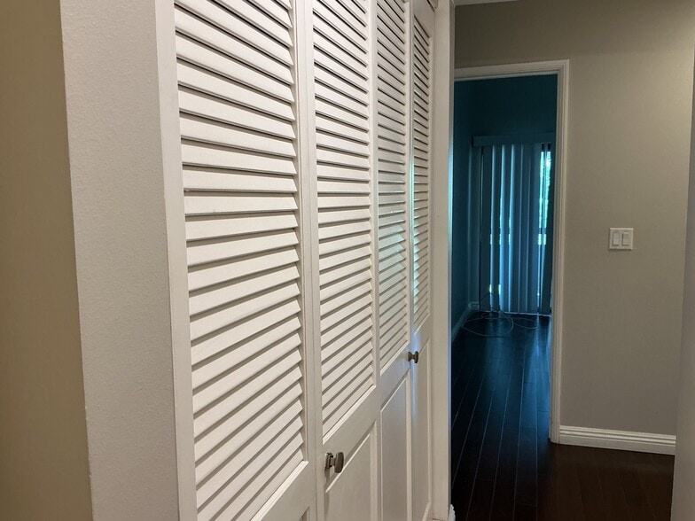 Laundry room - 21650 Burbank Blvd