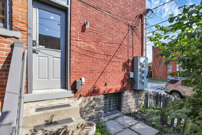 Building Photo - 1135 Summit St