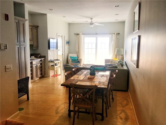 Building Photo - 118 Bay St