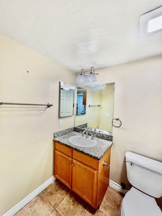 Building Photo - Beautiful 2B/2BA condo w/ Washer/Dryer & R...