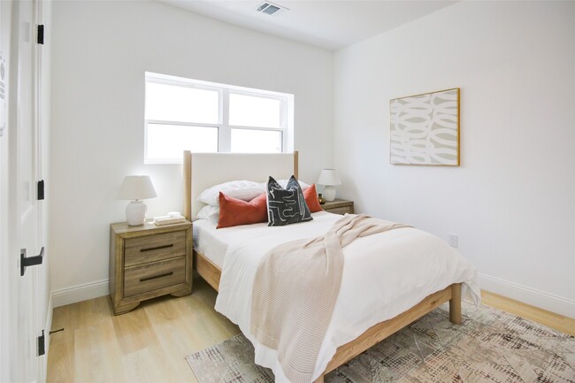 Building Photo - 1214 W 24th St