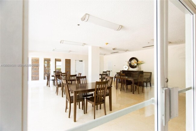 Building Photo - 1420 Brickell Bay Dr