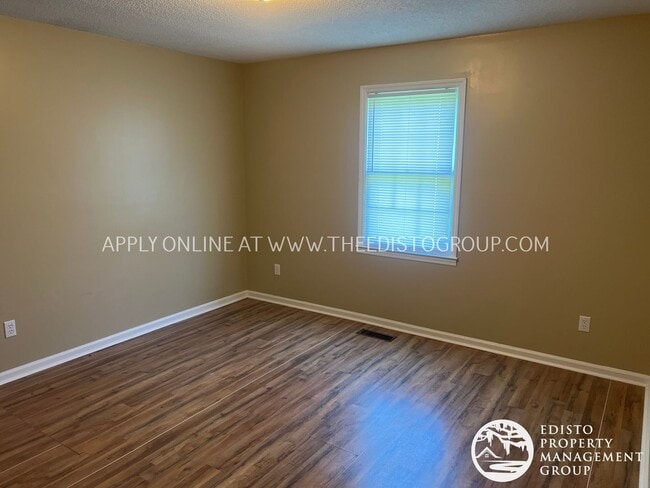 Building Photo - Centrally Located Two Bedroom, One Bathroo...