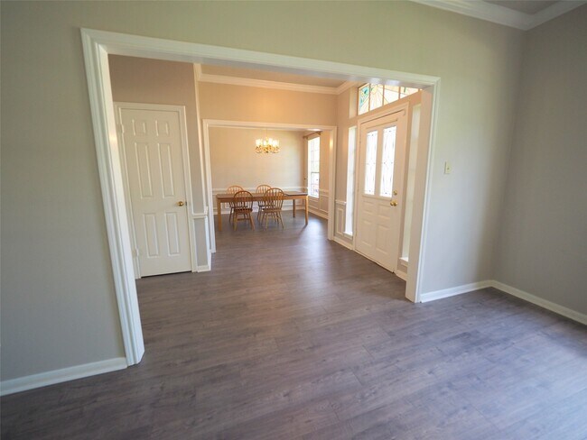 Building Photo - 15122 Greenleaf Ln