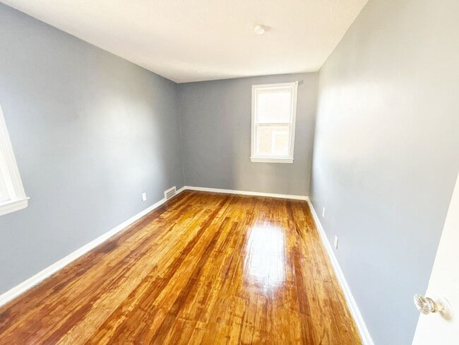 Building Photo - 4 BED 2 BATH SINGLE FAMILY HOME!