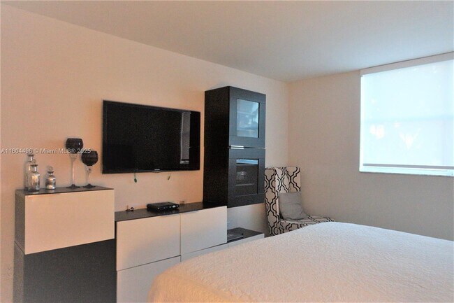 Building Photo - 210 Seaview Dr