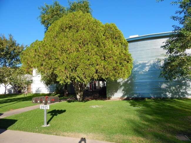 Building Photo - 2025 S Granada Dr