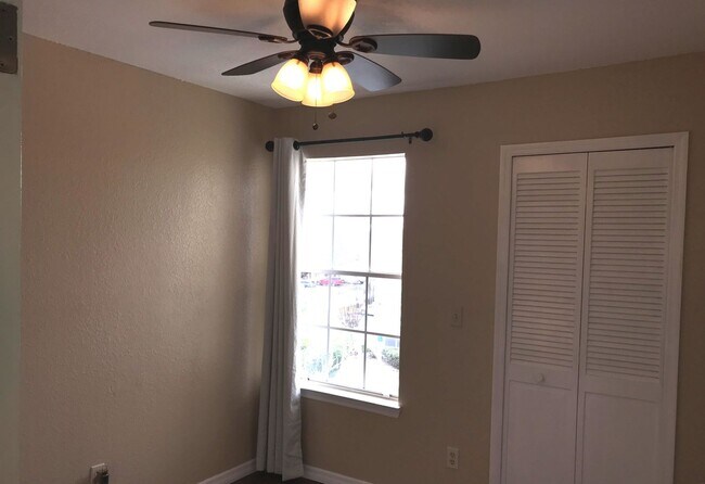 Building Photo - 2550 N Alafaya Trail