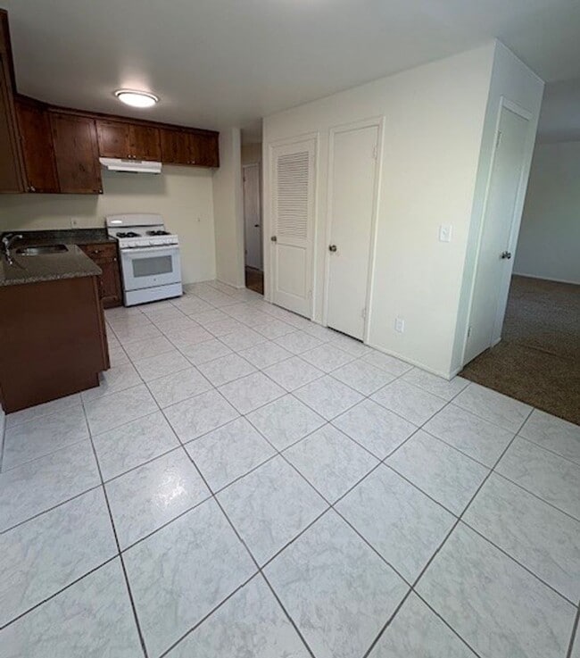 Building Photo - 2 Bedroom Apartment in Holladay!