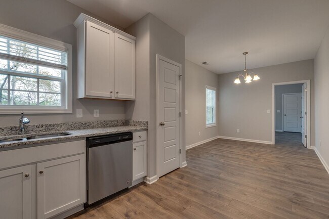 Building Photo - Live in Style and Comfort in Sought-After ...