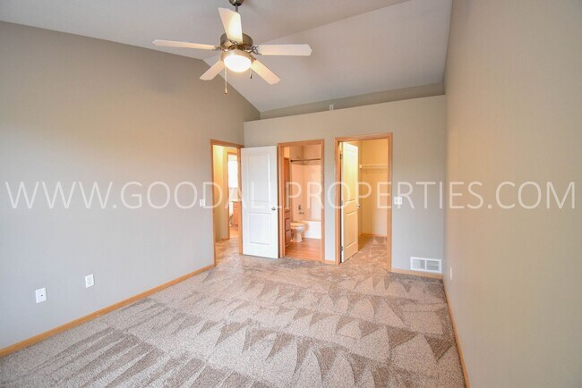 Building Photo - 2 Bedroom, 2.5 bath townhome in Urbandale ...