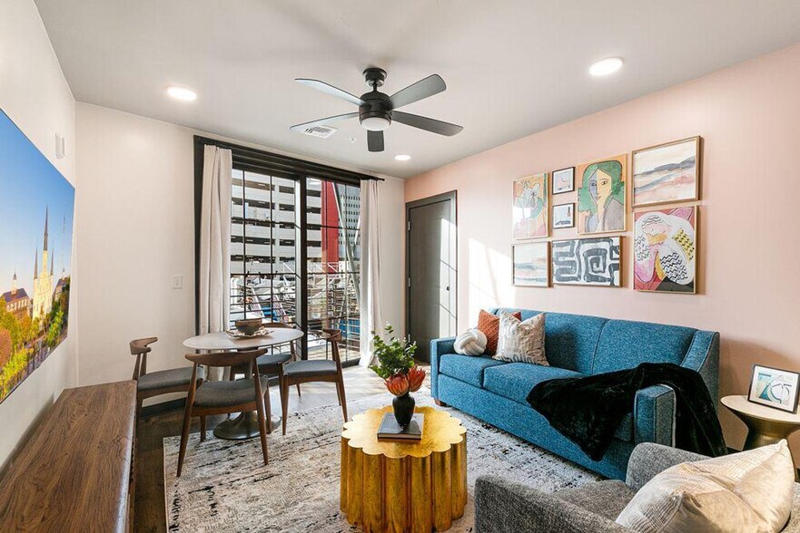 Building Photo - 611 Commerce St