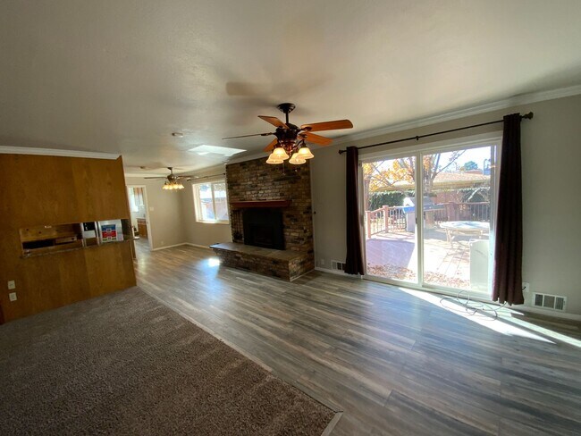 Building Photo - 5 Bedroom Home Available Near Wyoming Blvd NE & Comanche Rd NE!