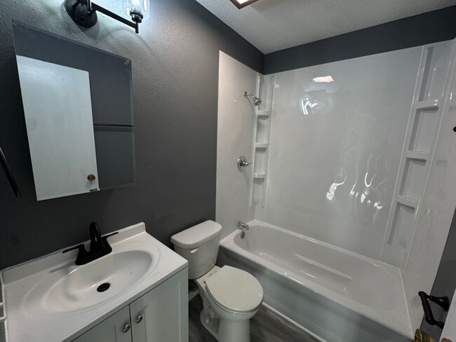 Building Photo - Cozy Three-Bedroom Bungalow in Davenport!