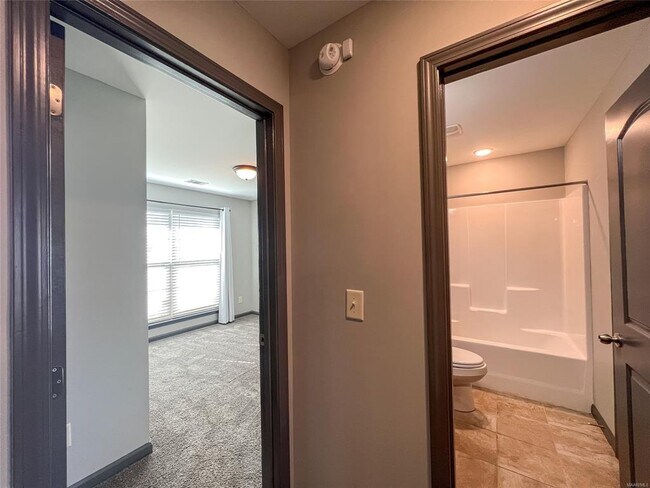 Building Photo - 583 Sunset Dr