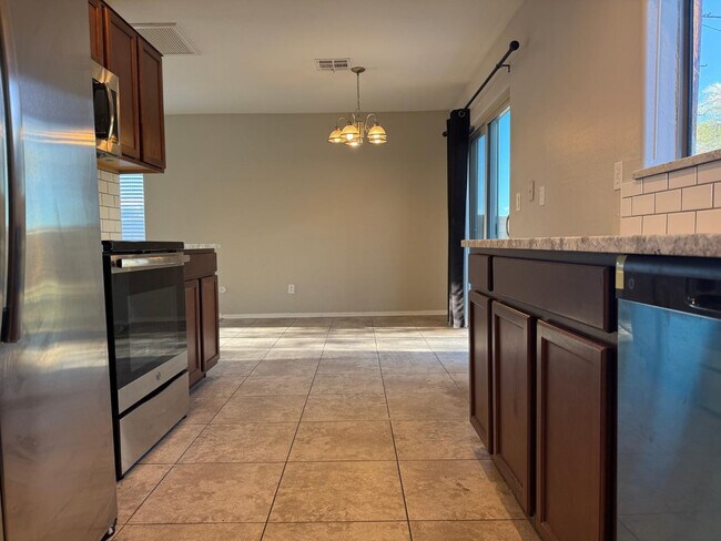 Building Photo - 506 E Townley Ave