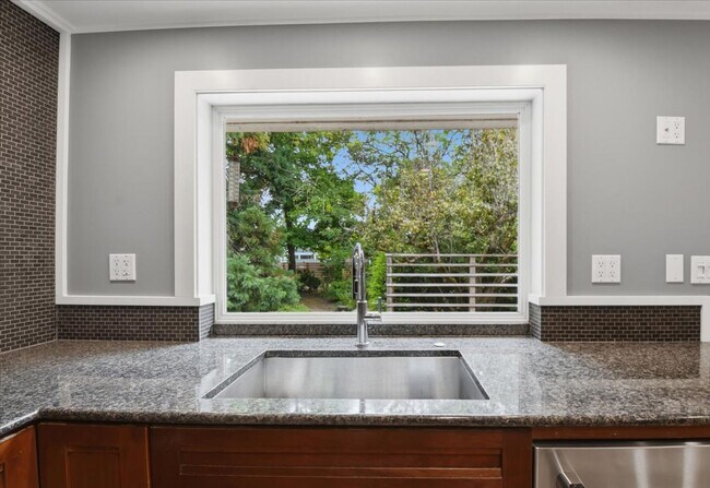 Building Photo - 2Bd/1Ba Seattle Home