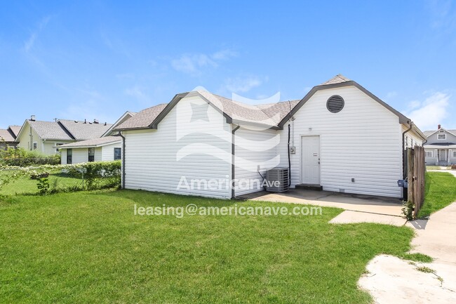 Building Photo - 210 E Will Rogers Blvd