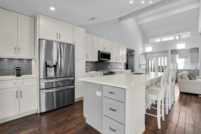 Building Photo - "Coastal Comfort Awaits: Spacious 3-Bed, 3-Bath Furnished Retreat in Moss Creek on the Marsh!"