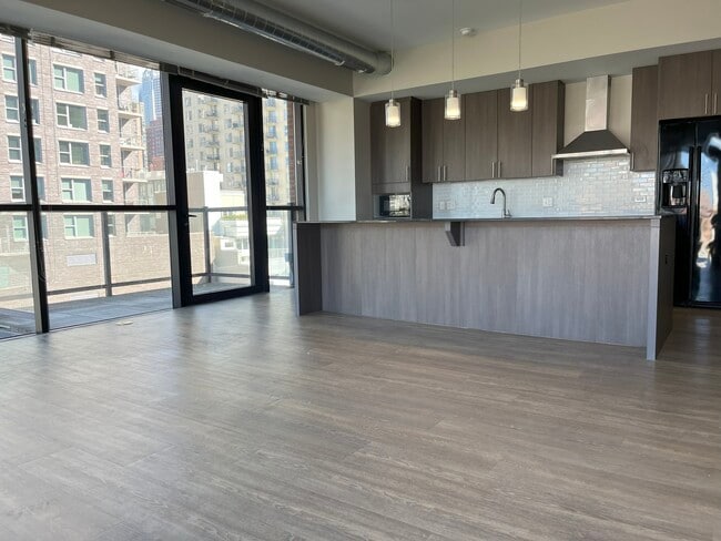 Building Photo - 211 W Scott St