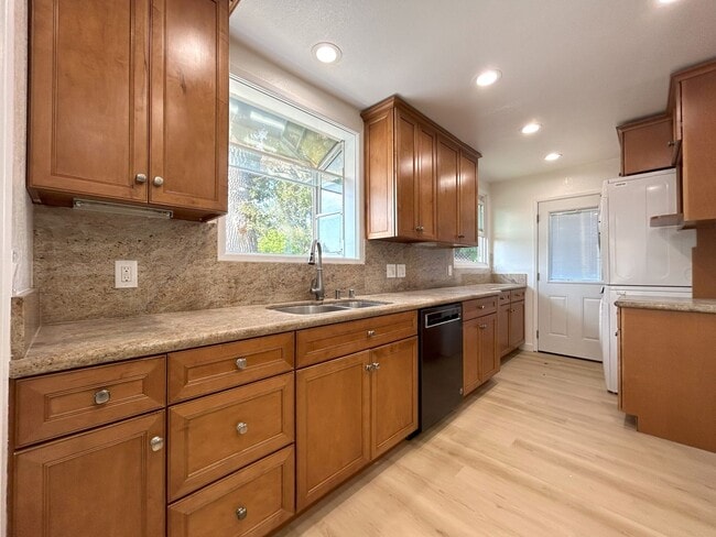 Building Photo - Charming Menlo Park Home in Picturesque Ne...