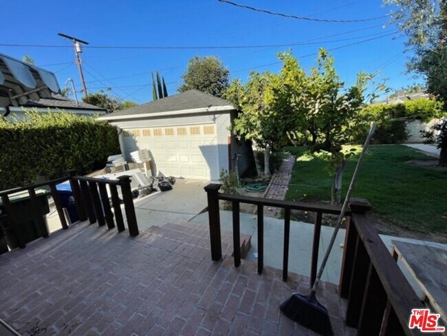 Building Photo - 5346 Rhea Ave