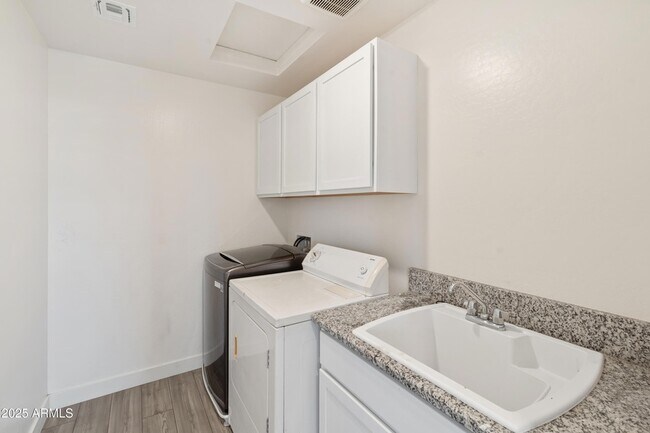 Building Photo - 7352 S Briarwood Ln