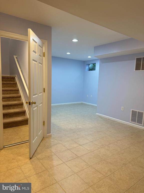 Building Photo - 2 Village Ct