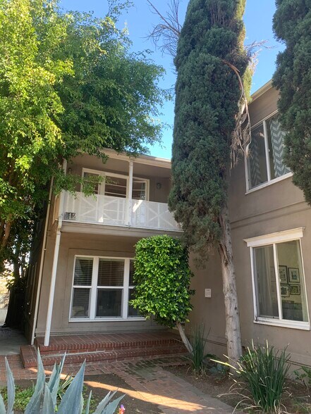 Building Photo - 412 N Doheny Dr