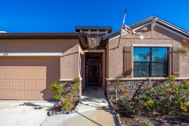 Building Photo - 6545 NW Oaklawn Way