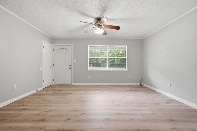 Building Photo - A small-town charm ready for move in!