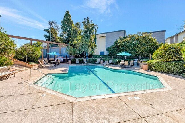 Building Photo - 8840 Villa La Jolla Dr