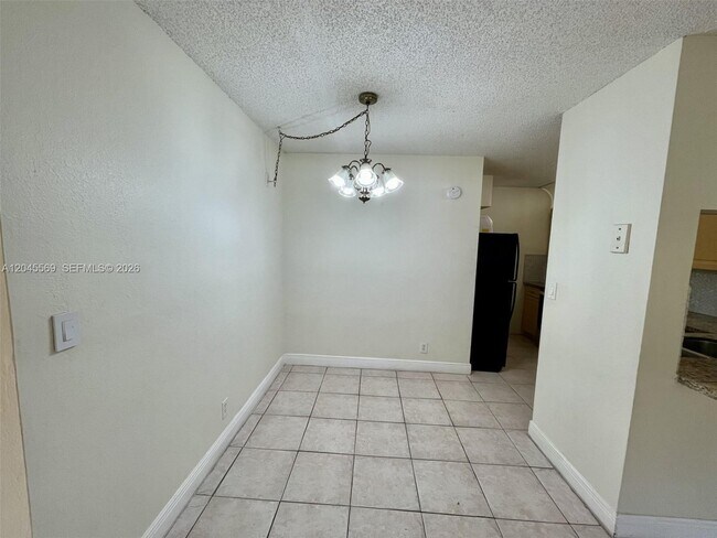 Building Photo - 2642 Riverside Dr