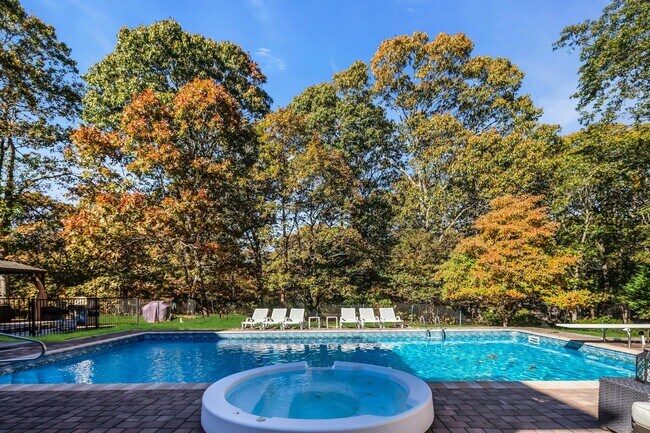 Building Photo - 10 Bay Woods Dr