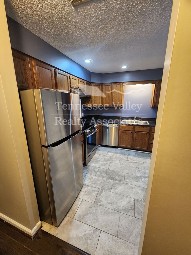 Building Photo - Charming 2-Bedroom, 1.5-Bath Townhouse in ...